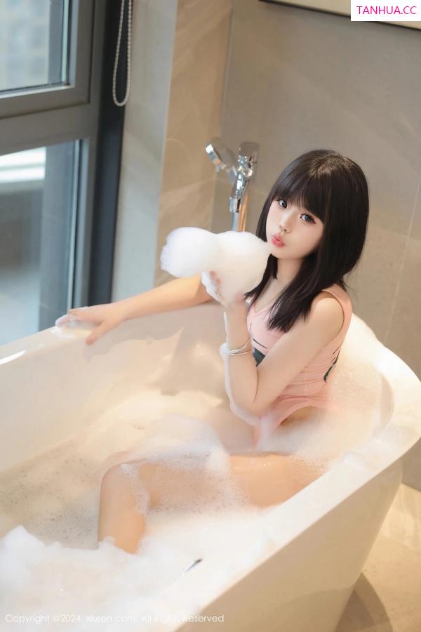   [XiuRen]高清写真图 2024.04.25 No.8446 徐若兮 美腿性感第14张图片
